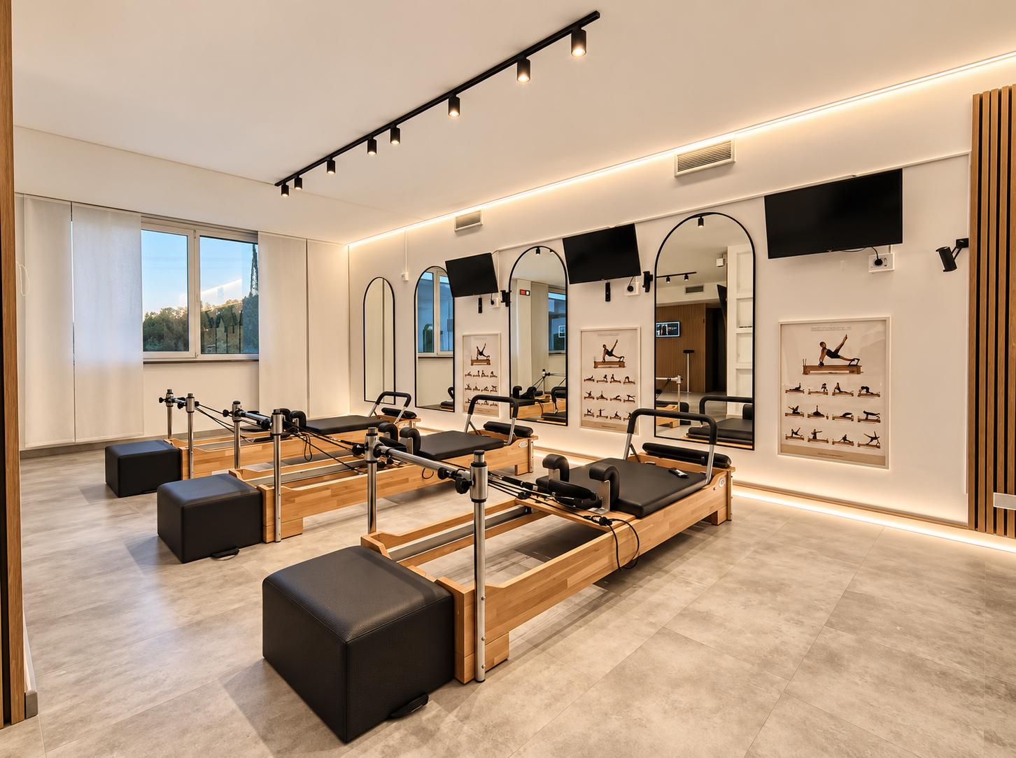 SW2 The Fitness Room con tre postazioni Pilates Reformer e specchi nello Sliding Moment Lab