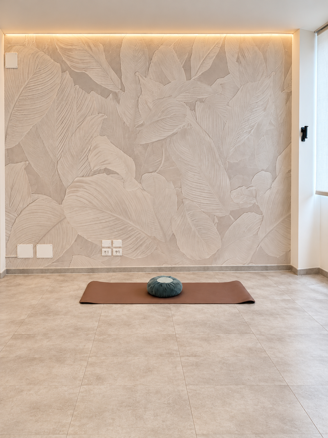 SW3 The Wellbeing Room dello Sliding Moment Lab con parete botanica, tappetino e spazio per il benessere