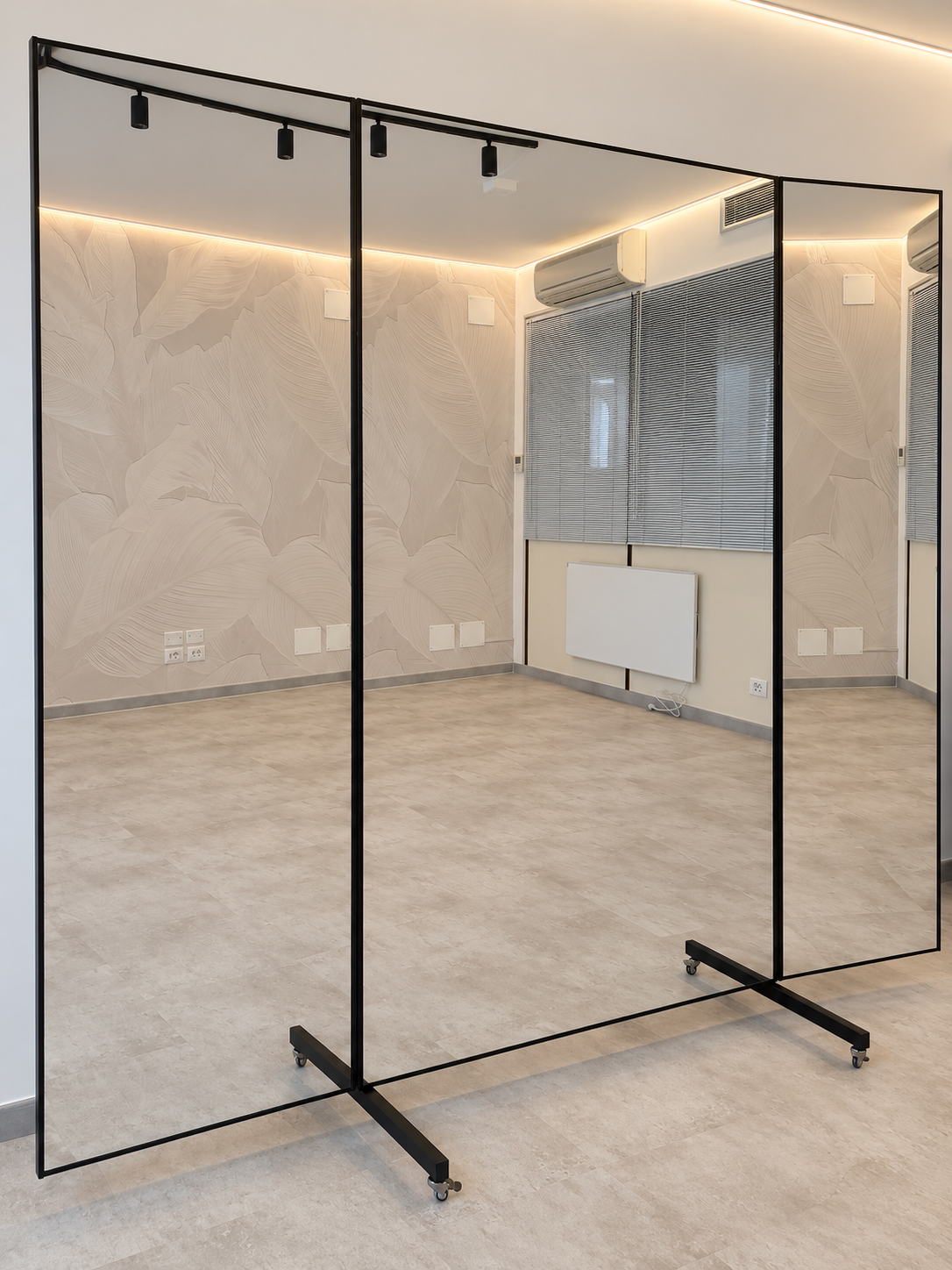 SW3 The Wellbeing Room con specchio mobile a tre ante e ambiente multifunzionale